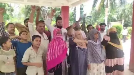 कोल: सराय रहमान में विभिन्न समस्याओं को लेकर स्थानीय लोगों ने नगर निगम में किया प्रदर्शन, समाधान की मांग की
