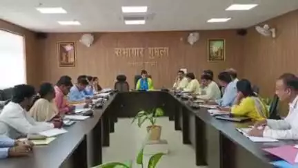 गुमला: डीसी ने पीएम जनमन योजना के कार्यों में गुणवत्ता के साथ तेजी लाने का निर्देश दिया
