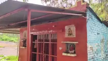 मानिकपुर: आर्यनगर में स्थित संतोषी माता और राधा कृष्ण का प्रसिद्ध मंदिर, नवरात्र में काली माता की भव्य मूर्ति की होती है स्थापना