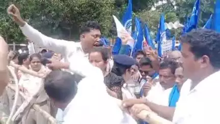 ଭୁବନେଶ୍ବର ମ୍ୟୁନିସିପାଲଟି କର୍ପୋରେସନ: ଦଳିତ ଆଦିବାସୀଙ୍କ ପ୍ରତି ବଢୁଥିବା ଅତ୍ୟାଚାର ବିରୋଧରେ ବିଧାନସଭା ଘେରାଓ କଲା ଦଳିତ ଆଦିବାସୀ ମହାସଙ୍ଘ