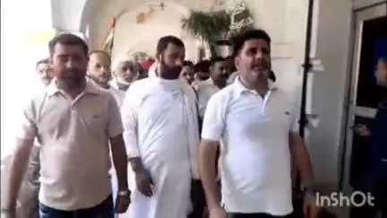 बिजनौर: बिजनौर कलेक्ट्रेट में प्रदेश में घटते रोजगार को लेकर कांग्रेस कार्यकर्ताओं ने किया प्रदर्शन