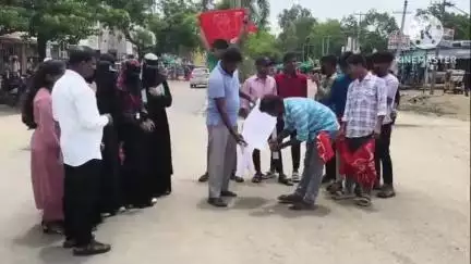 మహబూబాబాద్: ఫీజు రియంబర్స్మెంట్,స్కాలర్షిప్ విడుదలకై పిడిఎస్యూ విద్యార్థి సంఘం ఆధ్వర్యంలో, రెండోరోజు కళాశాలల బంద్ విజయవంతం