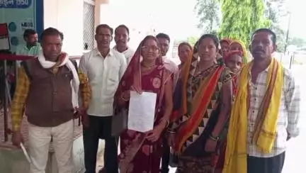 डिंडौरी: खजरी रैयत गांव में बिजली-पानी से परेशान ग्रामीणों ने कलेक्टर कार्यालय पहुंचकर प्रशासन से लगाई गुहार