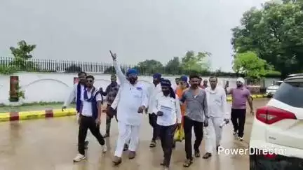 कर्वी: उ०प्र० सरकार के विद्यालयों को समायोजित करने के फैसले का विरोध, भीम आर्मी ने कई मुद्दों को लेकर डीएम को सौंपा ज्ञापन