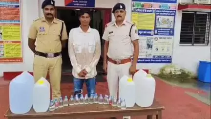 जांजगीर: महुआ शराब और देशी शराब की अवैध बिक्री करने वाले आरोपी को सिटी कोतवाली पुलिस ने भीमा तालाब के पास से किया गिरफ्तार