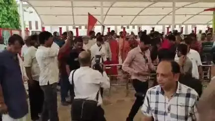 गोटेगांव: श्रीधाम रेलवे स्टेशन पर शंकराचार्य जी महाराज का श्रद्धालुओं ने किया भव्य स्वागत