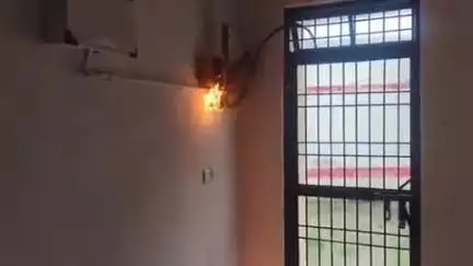 घुघरी: घुघरी अनुविभागीय अधिकारी कार्यालय में शॉर्ट सर्किट से लगी आग, वीडियो हो रहा वायरल