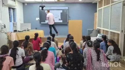 દાહોદ: શિક્ષક કભી સાધારણ નહી હોતા..!મંડાવાવ પ્રાથમિક શાળા ખાતે શિક્ષક તરીકે તેઓ પોતાની ફરજ બજાવતા શિક્ષકની અનોખી કામગીરી