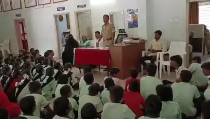 ಶೋರಾಪುರ: ತೆರೆದ ಮನೆ; ನಗರ ಪೊಲೀಸ್ ಠಾಣೆಯಲ್ಲಿ ರಾಣಿ ಜಾನಕಿದೇವಿ ಶಾಲಾ ಮಕ್ಕಳಿಗೆ ಕಾನೂನು ಅರಿವು