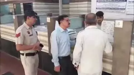 रोहतक: डीसी धर्मेंद्र ने ई-दिशा केंद्र में टोकन स्क्रीन खराब मिलने पर उसे ठीक कराने के दिए निर्देश