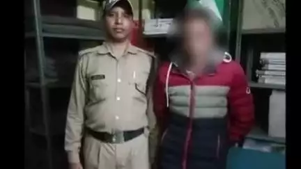 पिथौरागढ़: कोतवाली पुलिस ने दुकान की आड़ में शराब तस्करी करने वाले अभियुक्त को बिण से किया गिरफ्तार