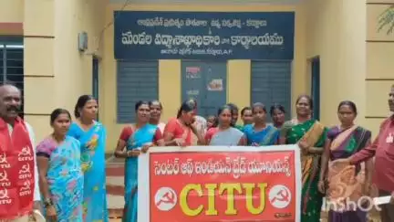 ఆలూరు: మండలంలోని పలు పాఠశాలల్లో పనిచేస్తున్న పారిశుద్ధ్య కార్మికుల పెండింగ్ జీతాలు ఇవ్వాలని సీఐటీయూ ఆధ్వర్యంలో ఎంఈవోకు వినతి