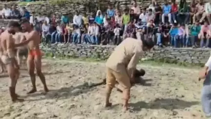चुराह: खुशनगरी में स्थानीय लोगों ने दंगल मेले का किया आयोजन, पहलवान दिखा रहे दमखम