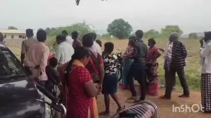 ఉదయగిరి: తూర్పు బోయమడుగుల పాఠశాలలో పనిచేస్తున్న ఉపాధ్యాయుడు లోకసాని వెంగయ్యను సస్పెండ్ చేసిన జిల్లా విద్యాశాఖ అధికారులు