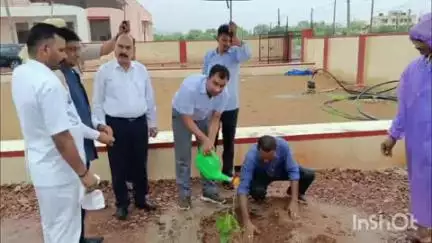 दौसा: जिला एवं तहसील न्यायाधीश ने सिविल लाइन स्थित न्यायिक अधिकारियों के आवासीय क्वाटर्स परिसर में किया पौधारोपण