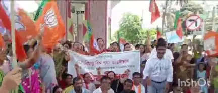 পলাশবাৰী: বৰঝাৰ বিমানবন্দৰৰ সমীপৰ ভিআইপি চ'কত বিজেপি বিমানকোঠ মণ্ডলৰ প্ৰতিবাদ, মুখ্যমন্ত্ৰীলৈ বটল নিক্ষেপ ঘটনাৰ তদন্তৰ দাবী
