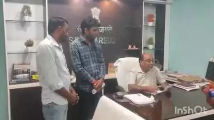 हरसूद: गाडर चराने वालों के मवेशियों द्वारा मक्का की फसल को पहुंचाया गया नुकसान, किसान ने एसडीएम को कार्यालय में बताई पीड़ा