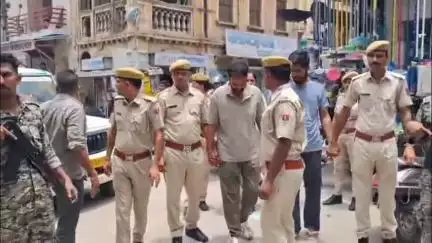 चूरू: हथियार तस्करी के मामले में गिरफ्तार रोहित गोदारा गैंग के गुर्गों का पुलिस ने गढ़ कोतवाली से निकाला पैदल जुलूस
