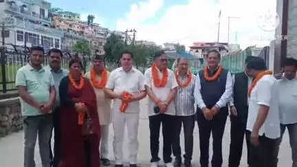 टिहरी: त्रिस्तरीय पंचायत चुनाव के नामांकन के दूसरे दिन विभिन्न प्रत्याशियों ने जिला पंचायत कार्यालय में दाखिल किया पर्चा