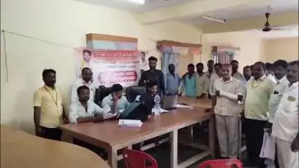 ಶೋರಾಪುರ: ಕೆಂಭಾವಿಯಲ್ಲಿ ಟ್ಯಾಕ್ಸಿ ಚಾಲಕರಿಗೆ ಕಾರ್ಮಿಕ ಇಲಾಖೆಯಿಂದ ಗುರುತಿನ ಚೀಟಿ ವಿತರಣೆ