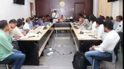 సిద్దిపేట అర్బన్: ప్రభుత్వ విద్యాసంస్థల్లో విద్యార్థుల అడ్మిషన్‌ పెంపుపై ఇంటర్ విద్యాశాఖ సంక్షేమ శాఖ అధికారులతో కలెక్టర్‌ సమీక్ష
