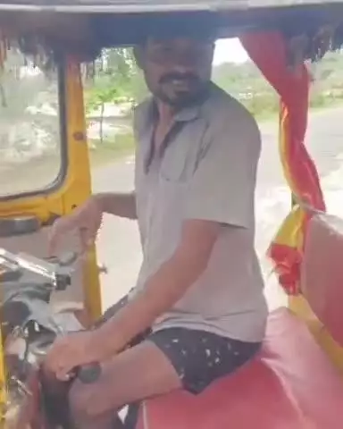 నర్సాపూర్: గ్రామాల్లో పారిశుద్ధ్య నిర్వహణ లేదని ఆగ్రహం వ్యక్తం చేస్తున్న గ్రామస్తులు, చెత్తను ఆటోలో తరలిస్తున్న వైనం #localissue