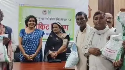 घंसौर: ग्राम चरी के चयनित 20 कृषकों को उन्नत बीज मिनी किट का किया गया वितरण