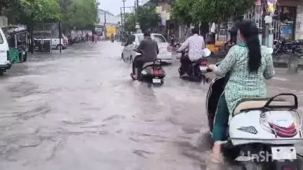 વિસનગર: શહેરમાં જળપ્રલય! ચાર કલાકમાં બે ઇંચ વરસાદે તંત્રના દાવા ધોઈ નાખ્યા, શહેર બન્યું દરિયો, એમ્બ્યુલન્સ પણ ફસાઈ