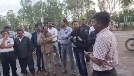 सातारा: कृष्णानगर येथील महावितरण कार्यालयासमोर महावितरण कंपनीच्या कर्मचाऱ्यांनी खासगीकरणाविरोधात नोंदवला निषेध