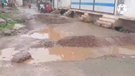 बड़ौद: नगर में सीसी रोड निर्माण के बाद भी दुरुस्ती नहीं, 10 गांवों को बाज़ार से जोड़ने वाले मार्ग पर गड्ढे बने मुसीबत #jansamasya
