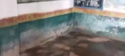 बैहर: बैगाटोला में जर्जर प्राथमिक शाला भवन के कारण आंगनवाड़ी केंद्र में हो रही पढ़ाई