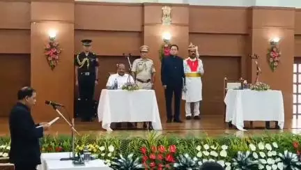 মোহনপুর: নবনির্বাচিত মন্ত্রী হিসেবে শপথ নিলেন নলছড়ের বিধায়ক কিশোর বর্মন, রাজধানীর দরবার হলে শপথ বাক্য পাঠ করালেন রাজ্যপাল