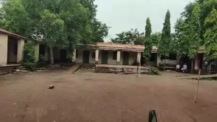 ठीकरी: दवाना में असामाजिक तत्वों ने सरकारी स्कूल को बनाया शराबखोरी का अड्डा, शिक्षकों ने गिनाई परेशानी