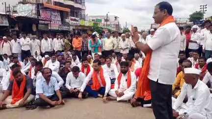 औंढा नागनाथ: जवळाबाजार येथे शिवसेना ठाकरे गटाचे १ तास रास्ता रोको; आमदार लोणीकरांच्या तोंडाला काळे फासणाऱ्याला १ लाखांचे बक्षीस जाहीर