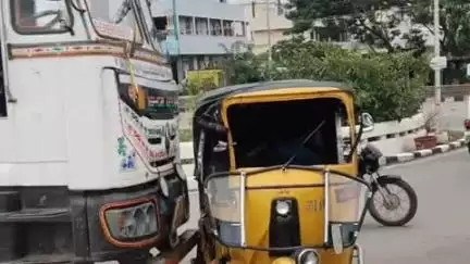 మహబూబాబాద్: పట్టణంలోని ఫ్లైఓవర్ బ్రిడ్జి పైన ఆటో లారీ ఎదురెదురుగా ఢీ, ముగ్గురికి తీవ్ర గాయాలు