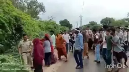 टोंक: देवली-राजमहल मार्ग पर शव रखकर प्रदर्शन कर रही ग्रामीण महिलाओं ने पुलिस पर किया हमला