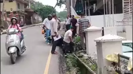 हमीरपुर: जलशक्ति विभाग कार्यालय हमीरपुर के बाहर दो बाइकों की हुई टक्कर, एक बाइक नाली में घुसी