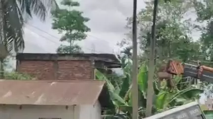 শিৱসাগৰ: সিংহদ্বাৰত দুৰ্ঘটনাত পতিত সঞ্জীৱনী নামৰ বাছখন, আহত প্ৰায় ৪ জন লোক