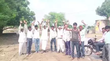 बसवा: दौसा-कठूमर स्टेट हाईवे पर भांवता गांव में बस स्टैंड पर जलभराव से हुई परेशानी, ग्रामीणों ने किया प्रदर्शन #jansamasya