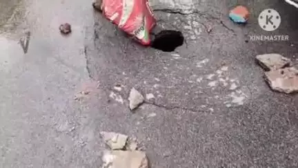 गोलमुरी-सह-जुगसलाई: छायानगर में मानगो-साकची रोड पर एमजीएम अस्पताल के पास बारिश से धंसी सड़क
