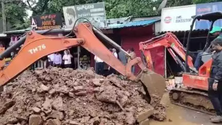 ದಾಂಡೇಲಿ: ಮನೆಗೆ ನುಗ್ಗುತ್ತಿದ್ದ ಚರಂಡಿ ನೀರು ಸರಾಗವಾಗಿ ಹರಿಯಲು ಜೆ.ಎನ್.ರಸ್ತೆಯಲ್ಲಿ ಕಟ್ಟಡ ಒಡೆದು ದುರಸ್ತಿ ಕಾರ್ಯ
