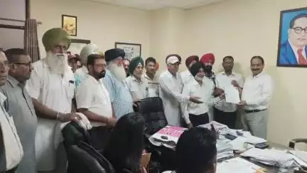 ਨਵਾਂਸ਼ਹਿਰ: ਪੈਨਸ਼ਨਰ ਐਸੋਸੀਏਸ਼ਨ ਨੇ ਮੰਗਾਂ ਨੂੰ ਲੈ ਕੇ ਖਜ਼ਾਨਾ ਅਫਸਰ ਨੂੰ ਦਿੱਤਾ ਮੰਗ ਪੱਤਰ