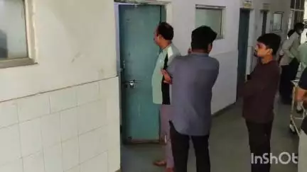 डूंगरपुर: अहमदाबाद से उदयपुर जा रही कार खजुरी के निकट ट्रक में पीछे टकराई, 2 गंभीर घायल व 2 को पहुंची मामूली चोट