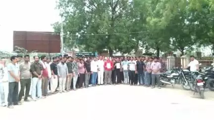 चूरू: फेसबुक पर आपत्तिजनक टिप्पणी मामले में सर्व समाज ने मुकदमा दर्ज करवाने की मांग को लेकर चूरू एसपी को सौंपा ज्ञापन