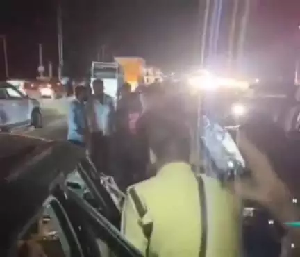 సంగారెడ్డి: చేర్యాల గేటు వద్ద లారీ, కారు ఢీకొని ఫిలింనగర్ ఎస్సై మృతి