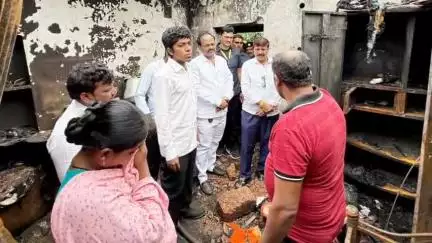 ಬೀದರ್: ಕೋಳಾರ(ಬಿ) ಗ್ರಾಮದಲ್ಲಿ ವಿದ್ಯುತ್ ಶಾರ್ಟ್ ಸರ್ಕ್ಯುಟ್‌ನಿಂದ ಮನೆ ಭಸ್ಮ, ಸ್ಥಳಕ್ಕೆ ಸಂಸದ ಸಾಗರ್ ಖಂಡ್ರೆ ಭೇಟಿ