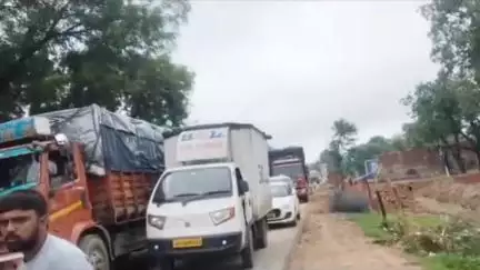 जतारा: बम्होरी गांव में बिजली कटौती व पानी की समस्या से परेशान ग्रामीण, महिलाओं ने सड़क पर बर्तन रखकर किया प्रदर्शन