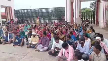 ముధోల్: జీతాలు ఇవ్వడం లేదని బాసర IIIT వద్ద సుమారు 150 మంది పారిశుద్ధ్య కార్మికులు విధులు బహిష్కరణ