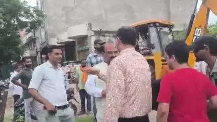ਪਠਾਨਕੋਟ: ਵਾਰ-ਵਾਰ ਮੁੱਦਾ ਚੁੱਕਣ ਮਗਰੋਂ ਜਾਗਿਆ ਪ੍ਰਸ਼ਾਸਨ, ਢਾਕੀ ਰੋਡ ਫਾਟਕ 'ਤੇ ਰਾਹ ਦੀ ਮੁਰੰਮਤ ਸ਼ੁਰੂ, ਵਿਧਾਇਕ ਰਹੇ ਮੌਜੂਦ ਤੇ ਲੋਕਾਂ ਨੇ ਕੀਤਾ ਧੰਨਵਾਦ
