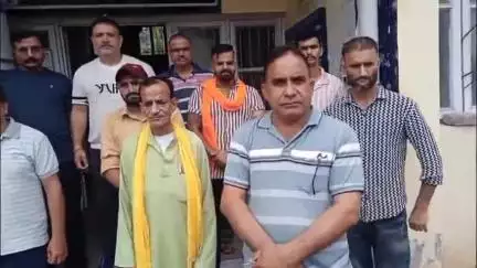 बंगाणा: स्त्री रोग विशेषज्ञ डॉ. अतुल राणा के समर्थन में उतरे पंचायत प्रतिनिधि, बंगाणा थाना प्रभारी को सौंपा मांग पत्र